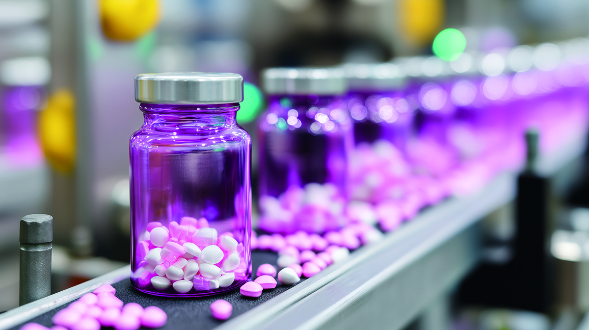 Butelki i kapsułki suplementów diety na linii produkcyjnej w zakładzie przemysłowym