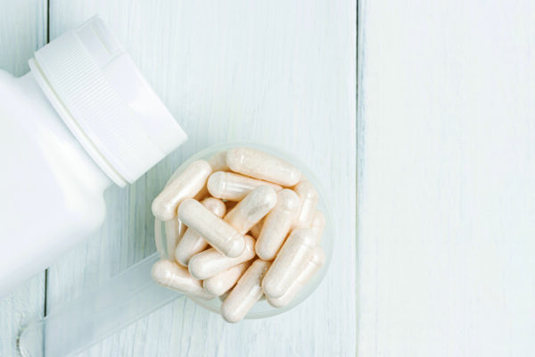 Schemat modyfikacji genetycznej bakterii i wirusów wykorzystywanych w terapiach genowych i onkologicznych z użyciem technologii CRISPR/Cas9.