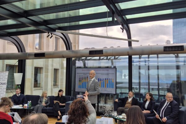 Opakowania leków i blistry jako ilustracja tekstu o suwerenności lekowej Polski i zależności od importu farmaceutyków