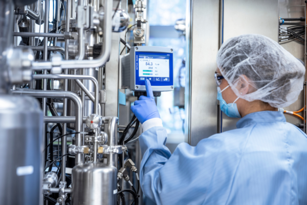 Schemat bioprodukcji GLP-1 z zaznaczonymi krytycznymi punktami kontroli pH w procesach fermentacji, syntezy peptydów i oczyszczania