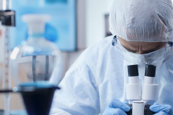 zakład produkcji terapii komórkowych w laboratorium biotechnologicznym, sterylne pomieszczenia cleanroom,