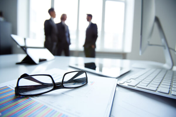 Wykres wzrostu fuzji i przejęć w branży farmaceutycznej 2026, Uścisk dłoni prezesów firm farmaceutycznych po podpisaniu umowy fuzji