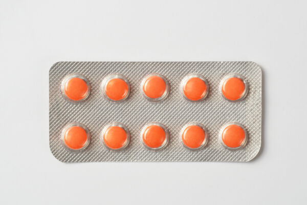 Automatyczna linia pakująca w zakładzie farmaceutycznym, innowacyjne opakowania leków 2026, skanowanie kodu QR na leku.