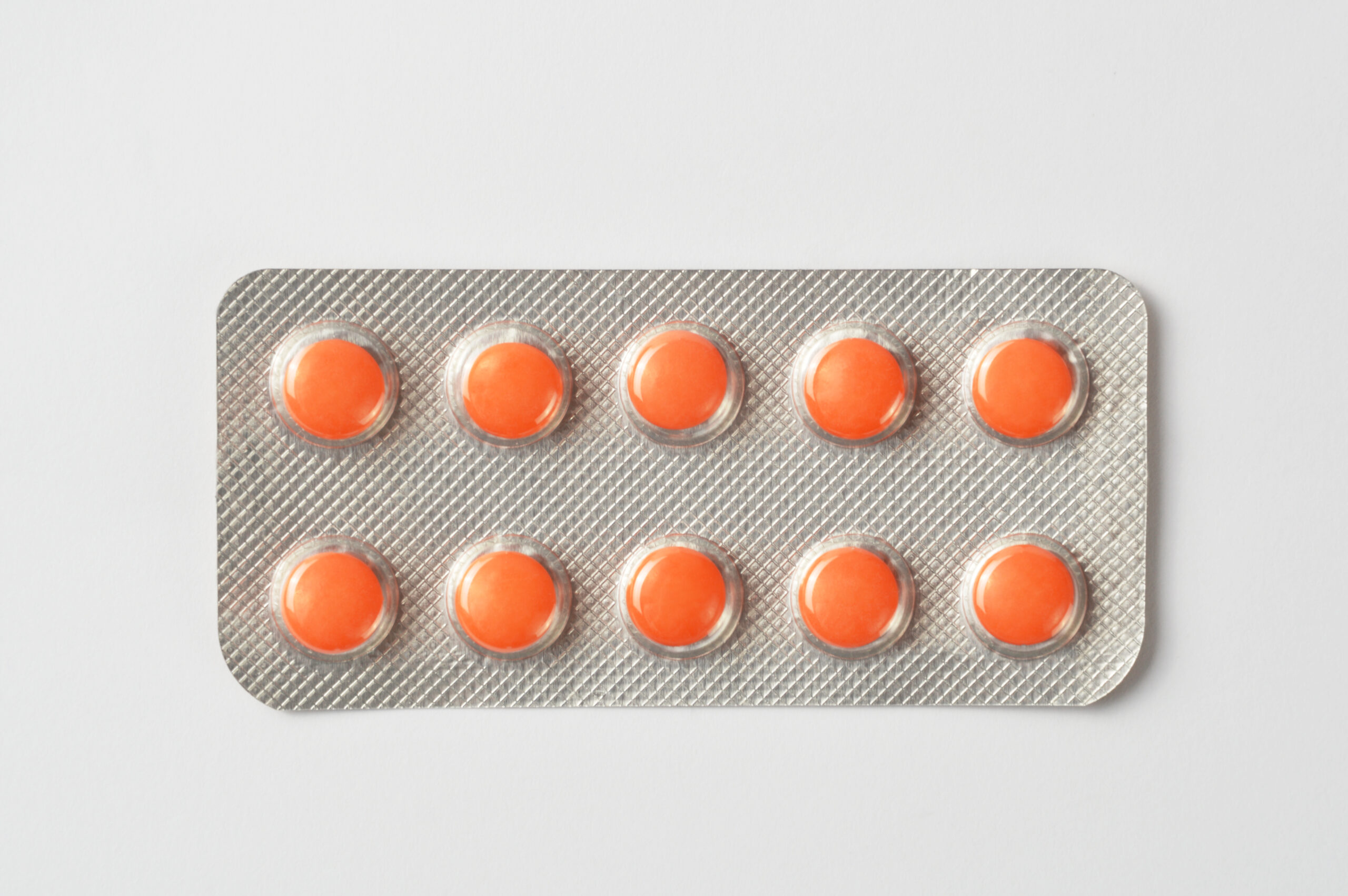 Automatyczna linia pakująca w zakładzie farmaceutycznym, innowacyjne opakowania leków 2026, skanowanie kodu QR na leku.