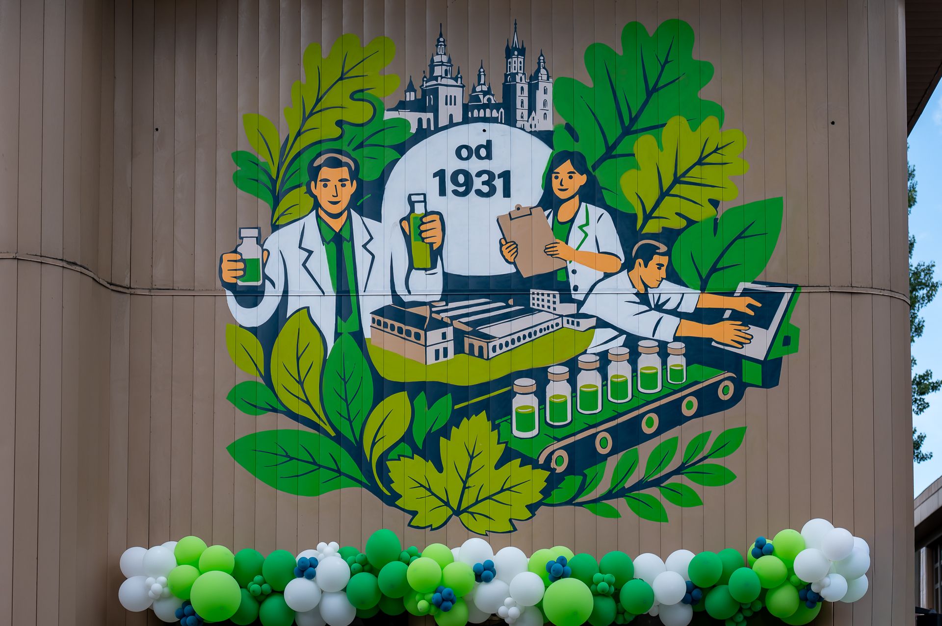 Jubileuszowy mural z okazji 95-lecia krakowskiej fabryki leków Teva przy ulicy Mogilskiej